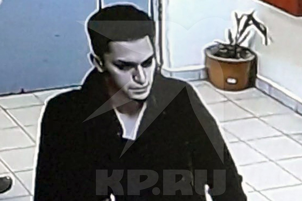Один из мошенников попал на камеру видеонаблюдения в подъезде.