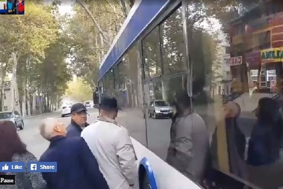 В Кишиневе в День города из пистолета обстреляли троллейбус. Фото: скриншот из видео