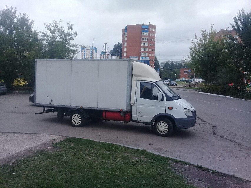 Водитель сбил пенсионерку, когда ехал задним ходом по двору