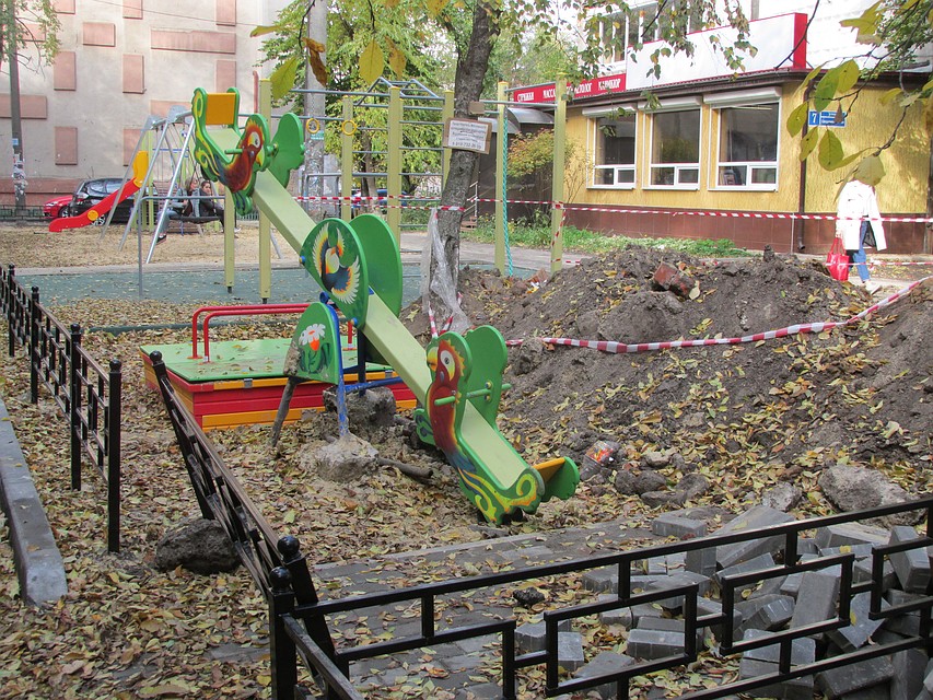 Так сейчас выглядит "благоустройство" двора