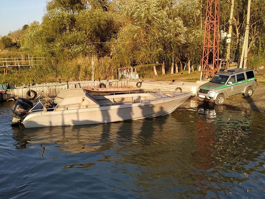 Пограничники изъяли плавсредство, сети и улов. Фото: ПУ ФСБ России по РО.