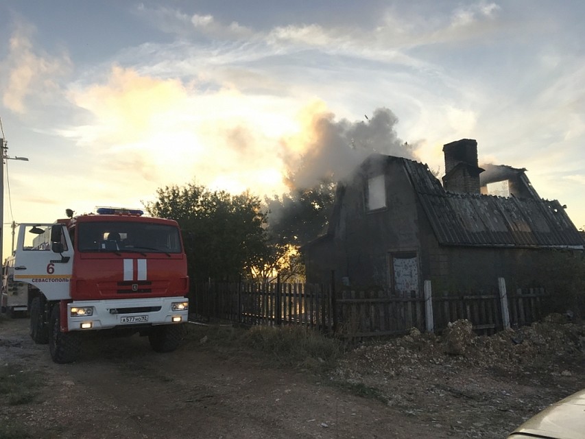 В тушении участвовали 14 человек. Фото: пресс-служба ГУ МЧС России по Севастополе