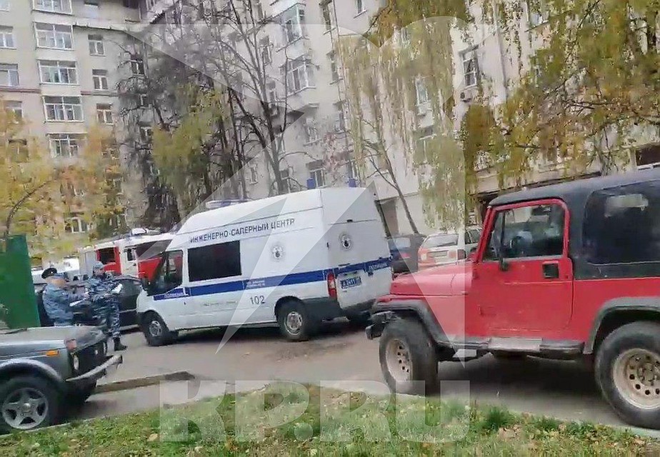К зданию прибыли автомобили спецслужб