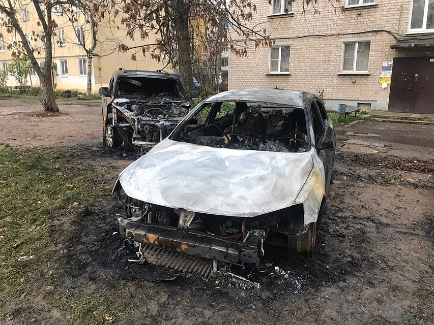 Ночью в одном из дворов Торжка сгорели три иномарки Фото: vk.com/"Подслушано в Торжке"/Катя Сметанина