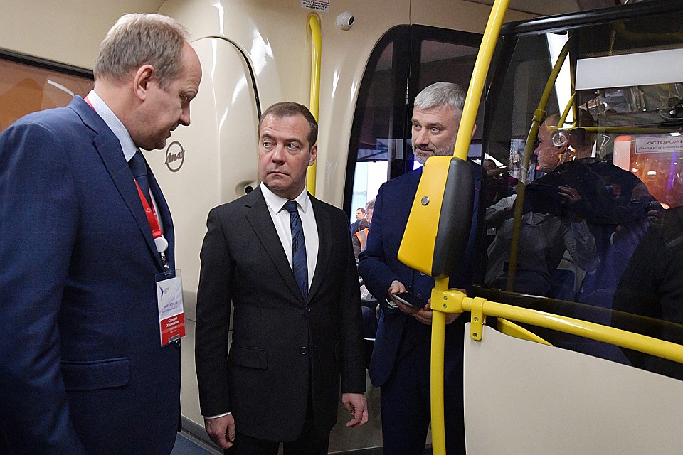 В эти дни в городе проходит специализированная выставка «Дорога-2019», вот по этому случаю правительство и отправилось на выездное совещание. Фото: Александр Астафьев/POOL/ТАСС