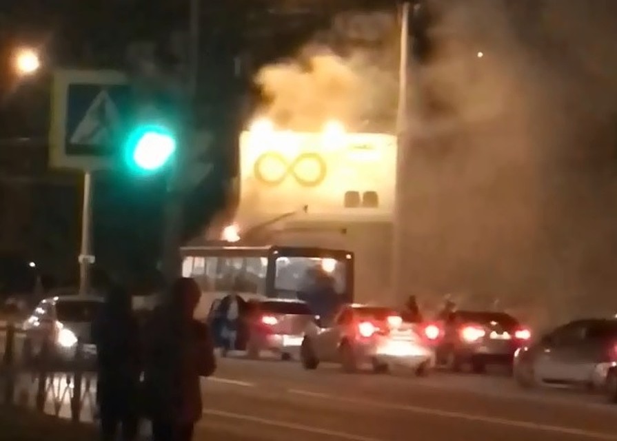 Пассажиры быстро выбежали из опасного транспорта. Фото: vk.com/pitereshaet