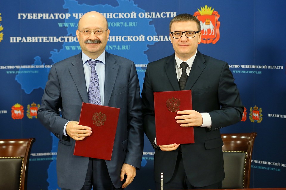 Губернатор Алексей Текслер и президент правления ПАО Банк «ФК Открытие» Михаил Задорнов. Фото: gubernator74.ru
