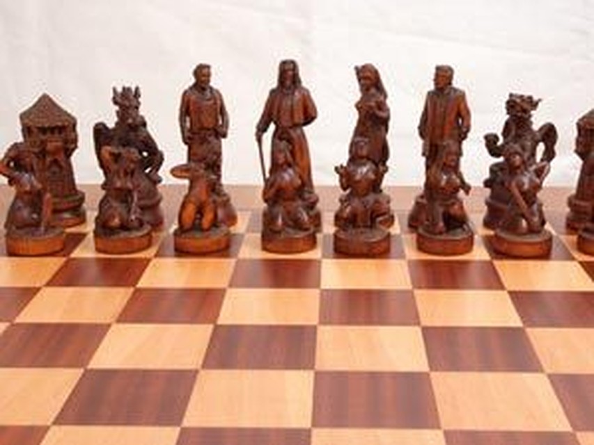 Уникальные шахматы вместе с ларцом весят около 40 килограмм