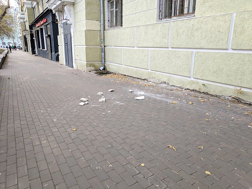 Часть штукатурки с балкона обрушилась на тротуар