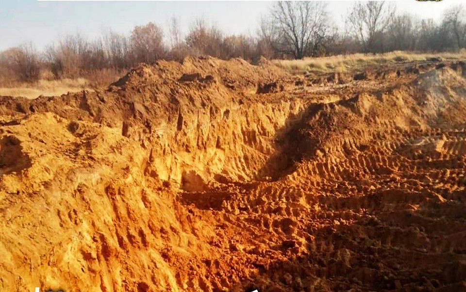 На месте вывоза песка образовался огромный карьер