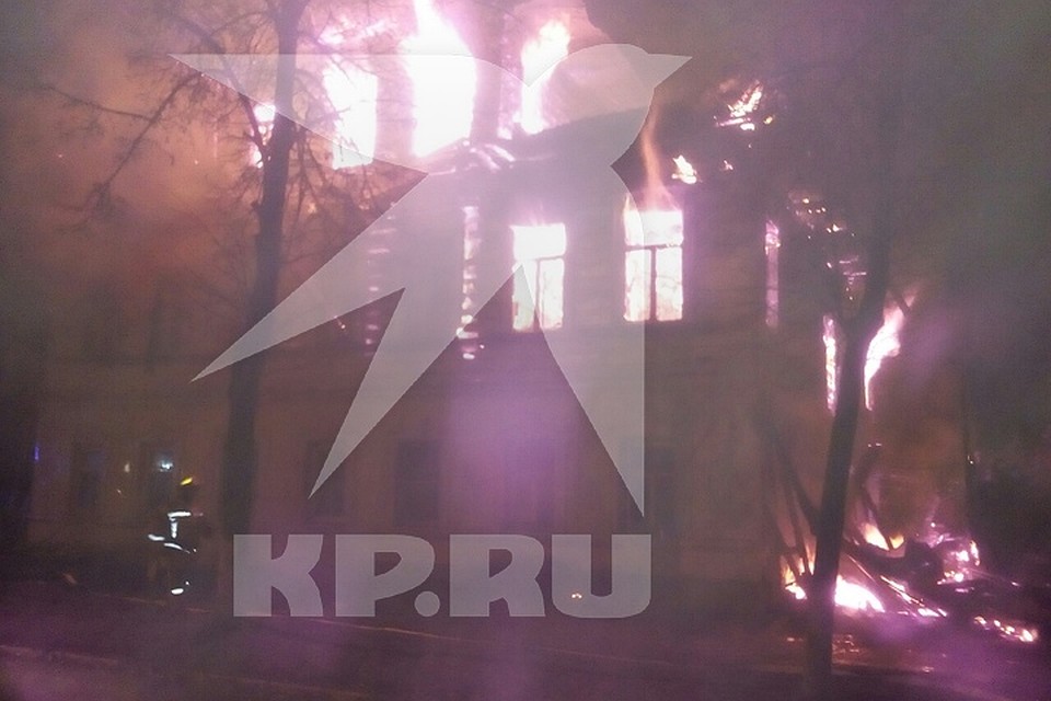 С огнем боролись 16 человек.