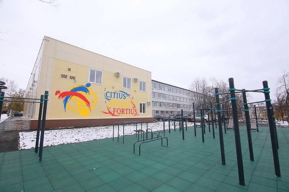 Выпускники подарили кемеровской школе спорткомплекс. ФОТО: пресс-служба АКО