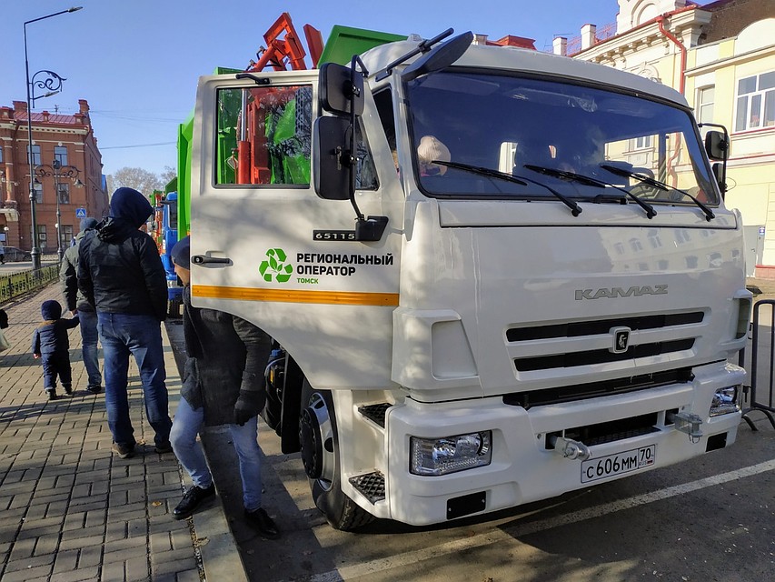 С особым восторгом машины рассматривали дети