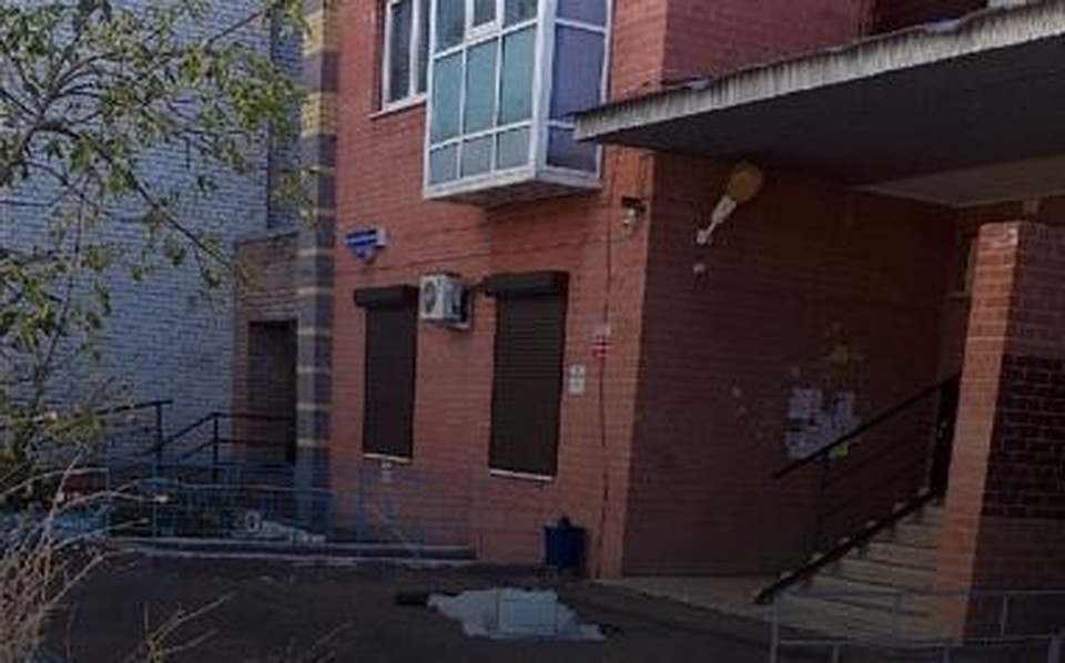 В Тюмени молодой человек выпал из окна на десятом этаже. Фото - очевидцы.