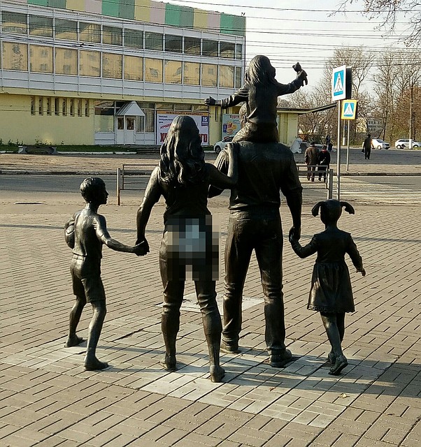 Вандалы разрисовали памятник семье в Твери Фото: vk.com/"Подслушано в Твери"