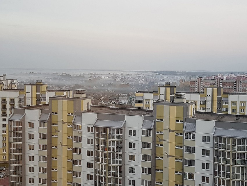 Это не туман, это дым над частным сектором в Бресте - люди в своих дворах палят листву. Фото: twitter.com/andrey_brest