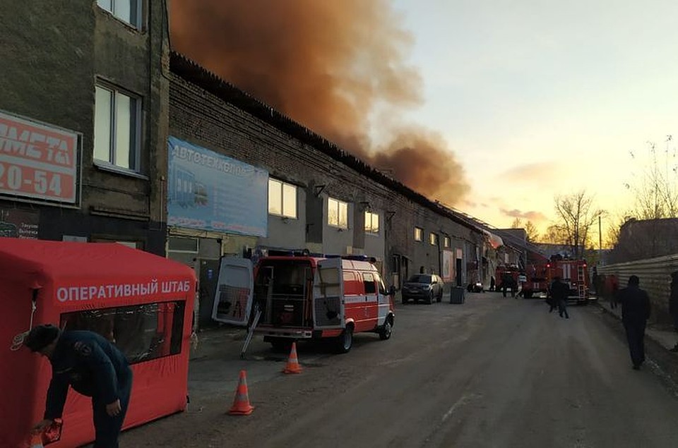 Пожарные рассказали о тушении пожара на мебельном складе. Фото: ГУ МЧС по НСО