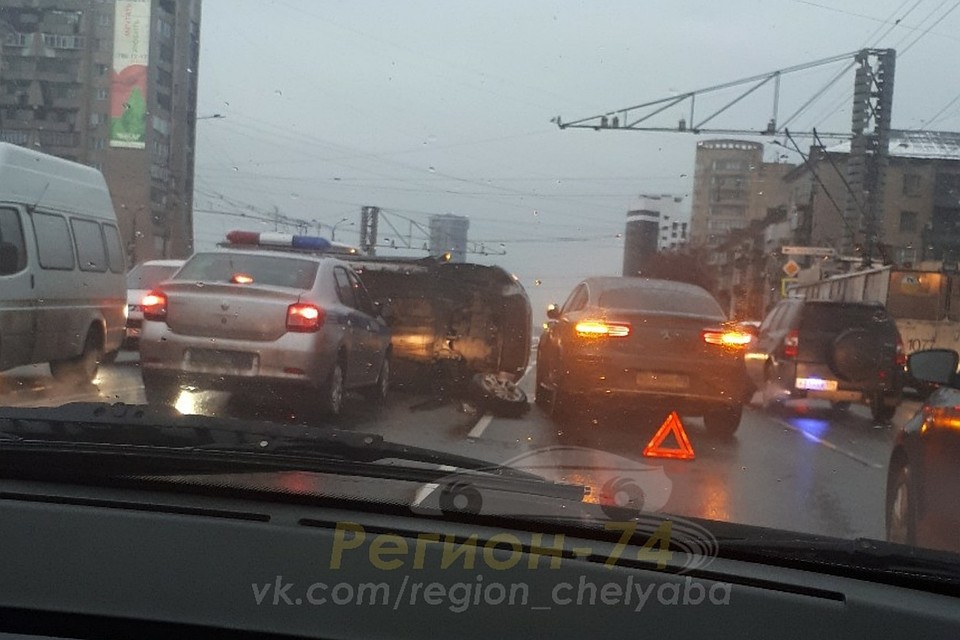 Авария произошла на проспекте Ленина. Фото: vk.com/«Регион-74 | Челябинск»