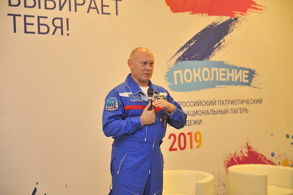 Герой России, космонавт Олег Артемьев рассказал участникам лагеря «Поколение» каких космических высот может достигнуть дружба. Фотография предоставлена ФАДН России.