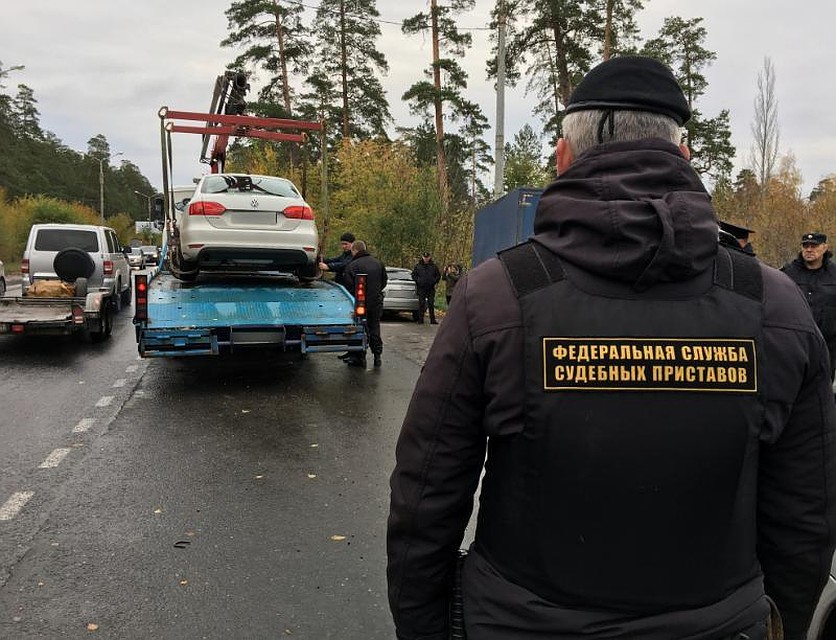 Если должник не может расплатиться на месте, у него забирают машину
