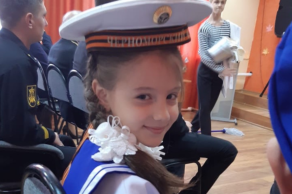 На фото Лиза Черноморец в подаренной ей бескозырке.