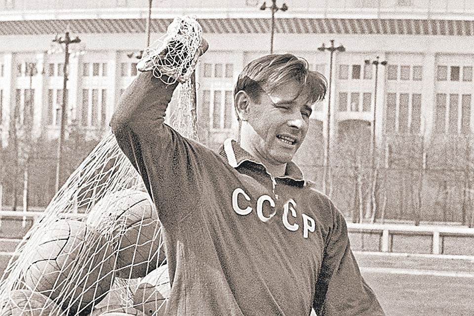 Лев Яшин в «Лужниках» после тренировки. Фото: Вячеслав Ун Да-син/ТАСС