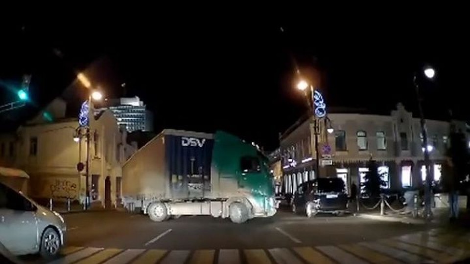 Дальнобойщик выехал на встречную полосу в центре Владивосток. Фото: Prim_police