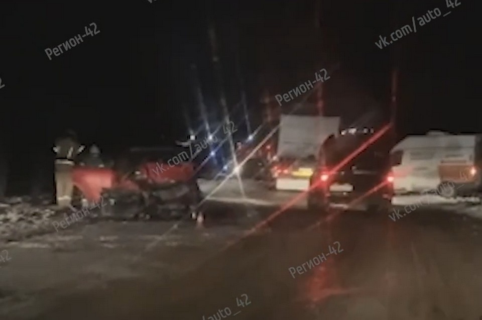 Один человек погиб и четверо получили травмы в тройном ДТП на кузбасской трассе. ФОТО: кадр видео vk.com, "Регион 42"