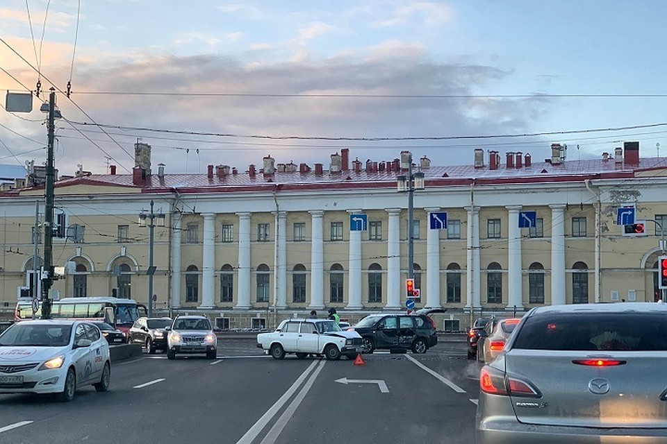 На Биржевом мосту произошло "классическое" ДТП. Фото: vk.com/spb_today