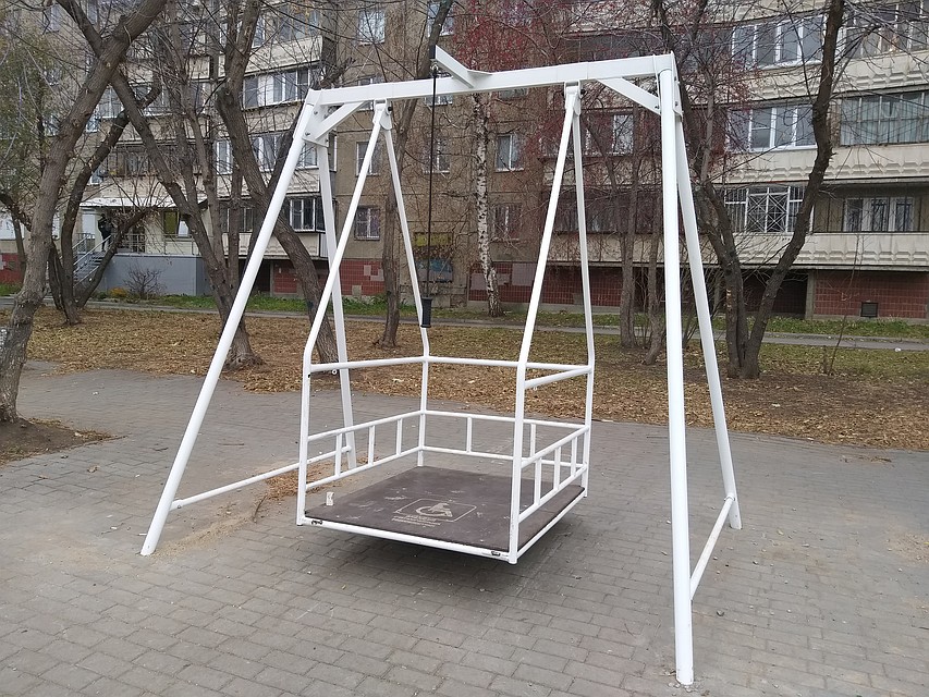 В новом сквере на Университетской набережной сломали качели для детишек-инвалидов.