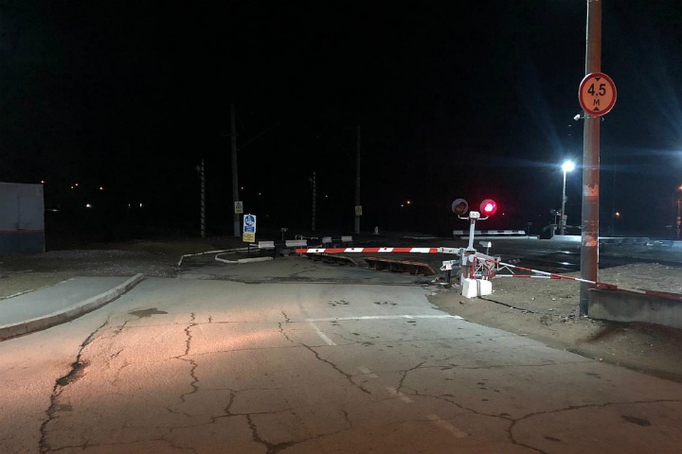 Поездка хабаровчанина аварийно закончилась на железнодорожном переезде