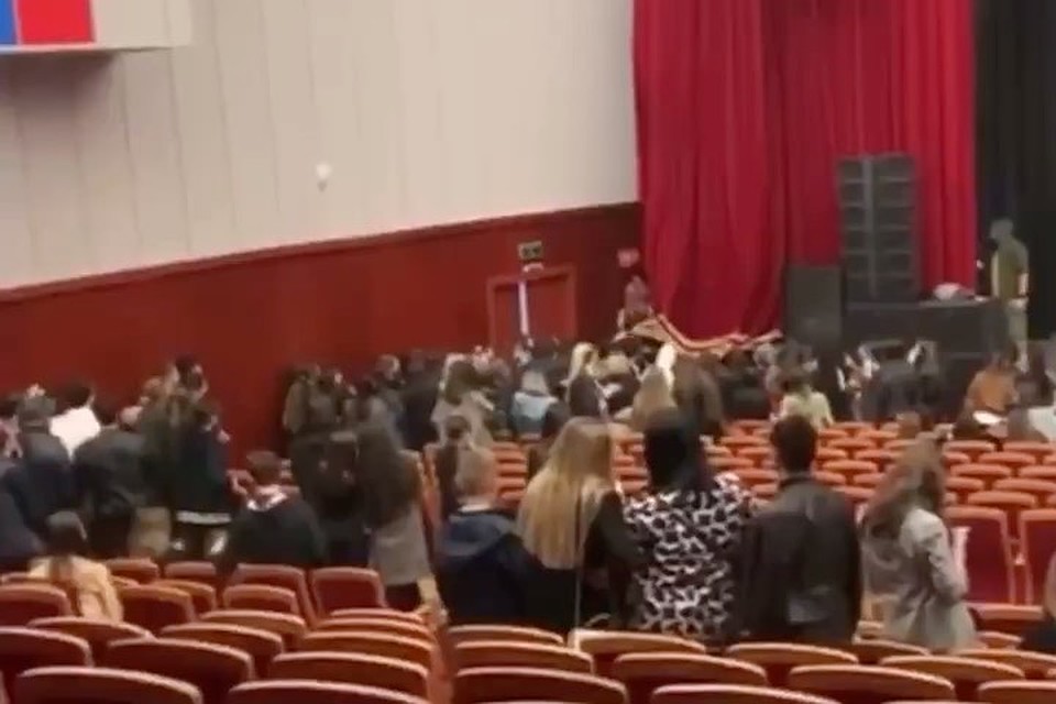 Сотня дагестанок чуть не разорвала звездного певца после концерта