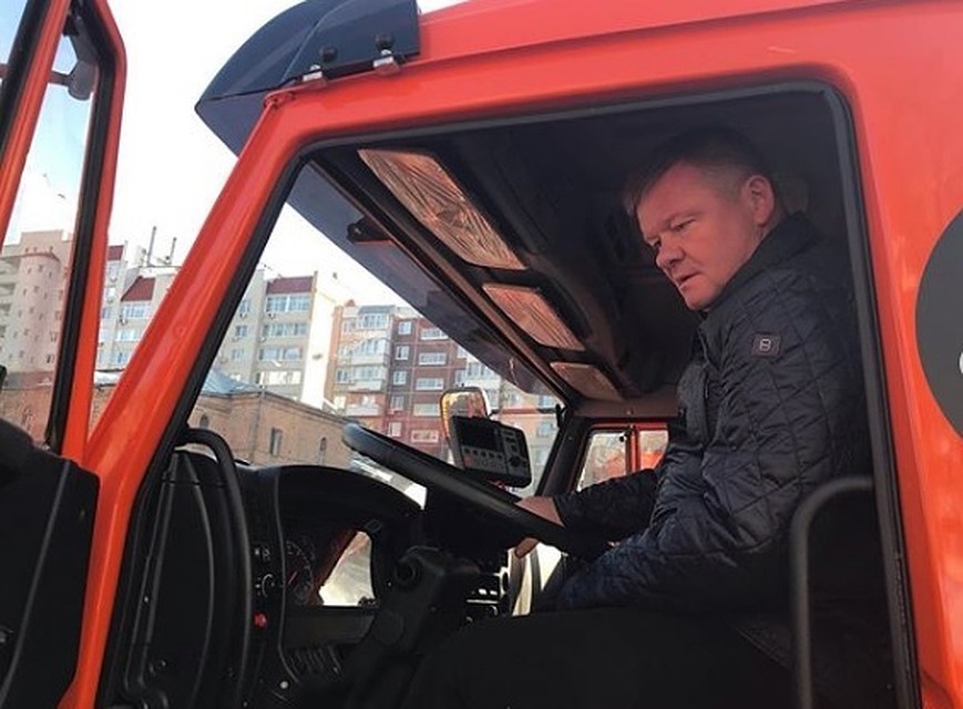 Мэр Саратова опробовал новые машины джля уборки города. Фото Инстаграм