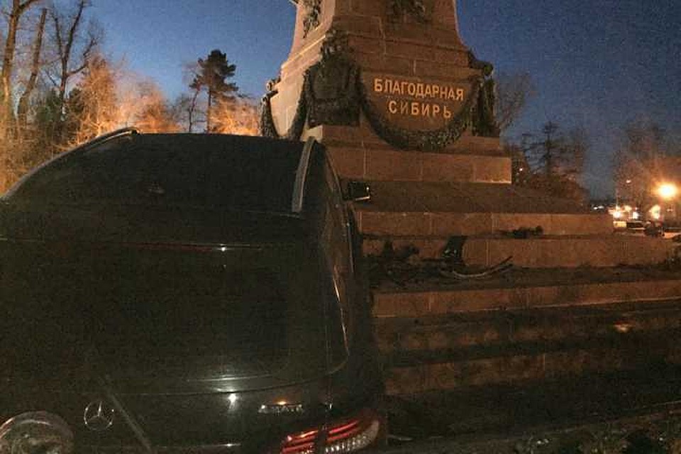 За рулем автомобиля, который врезался в памятник Александру III, мог быть сын экс-чиновника