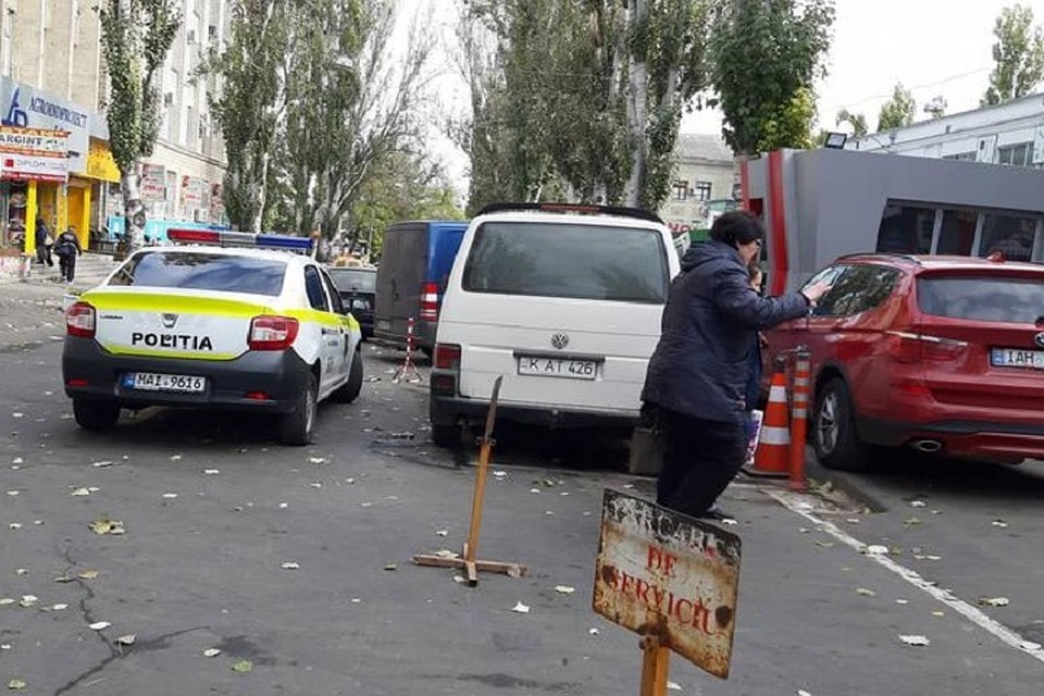 Полицию и машину скорой помощи вызвали случайные прохожие. Фото: jurnal.md