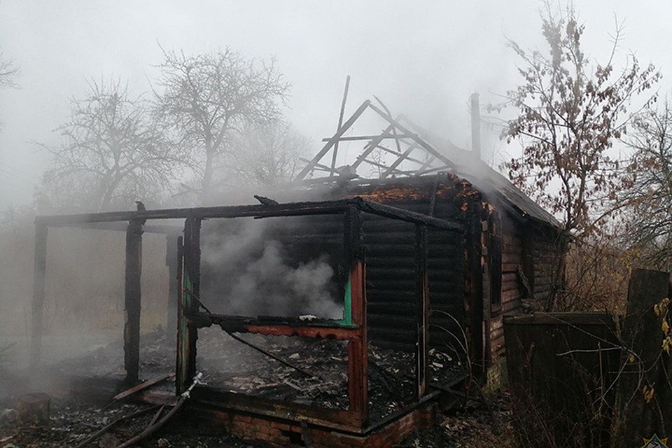 Дом сгорел, а хозяин остался жив благодаря 15-летнему мальчику. Фото: МЧС.