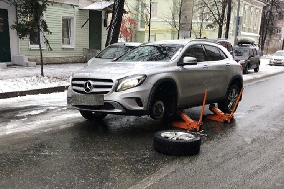 Колесо отлетело прямо на ходу и попало в другую машину. Фото: личная страница героини публикации в соцсетях.