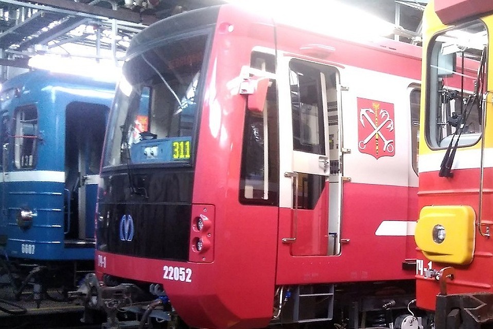 Метрополитен показал фото нового состава, который вышел на красную ветку. Фото: instagram.com/metrospbphoto