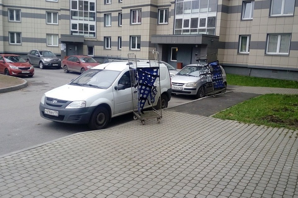 Тележки "убежали" из магазина от ветра и побили машины в Шушарах