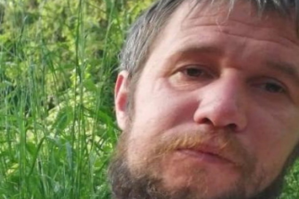 Владимир был одет в футболку, штаны и кроссовки темного цвета