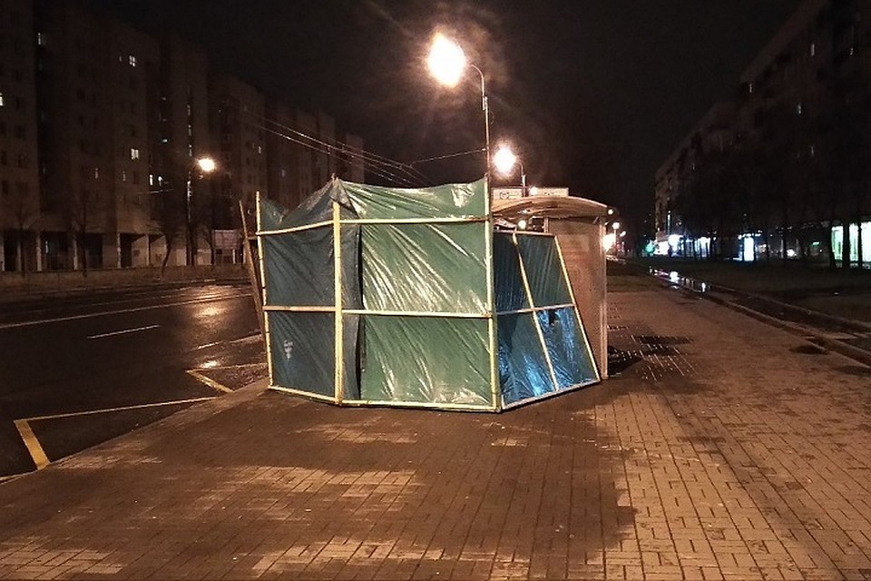 Палатка "бегала" по Красносельском району Петербурга, гонимая сильным ветром