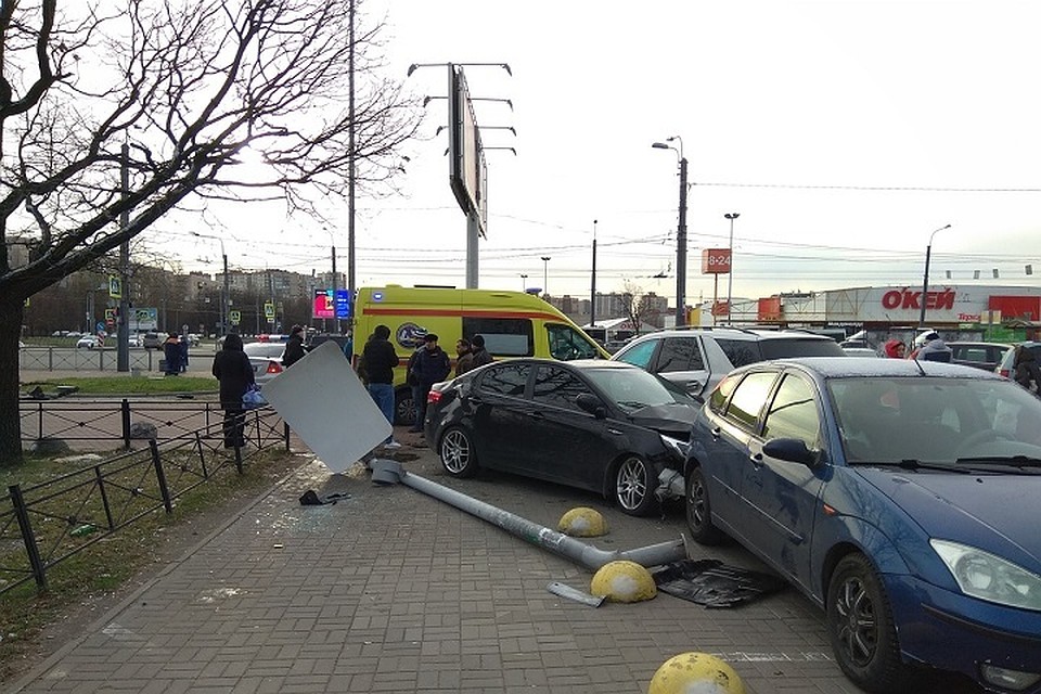 На перекрестке Типанова и Космонавтов произошло ДТП. Фото: vk.com/spb_today