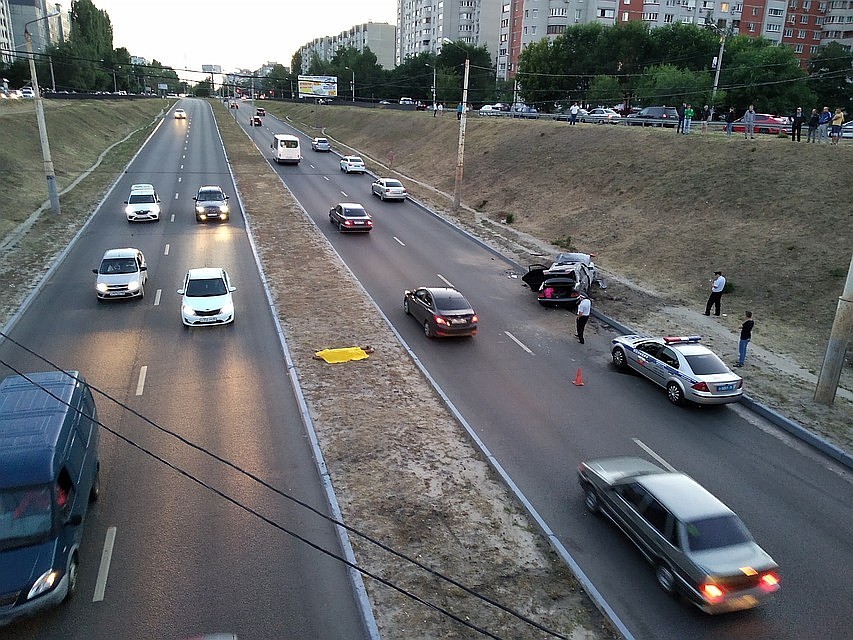 Во время ДТП машина улетела вниз.