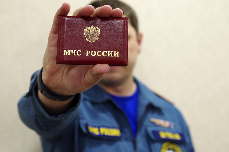 У настоящего сотрудника должно быть удостоверение МЧС, нагрудный знак и распоряжение на проведение проверки с печатью ведомства