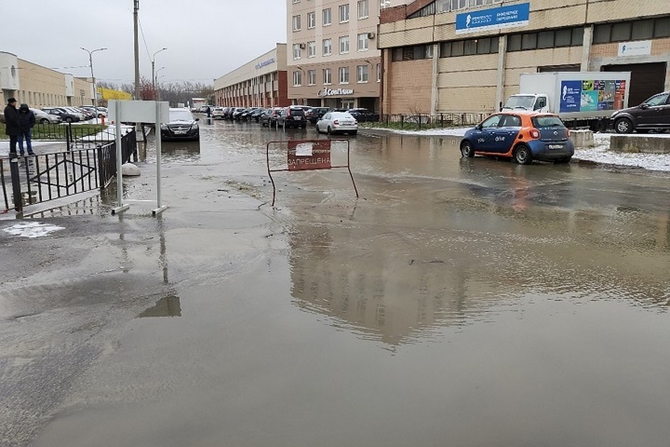 Трубу с холодной водой прорвало в Красногвардейском районе Петербурга. На улице Электропультовцев образовалось озеро