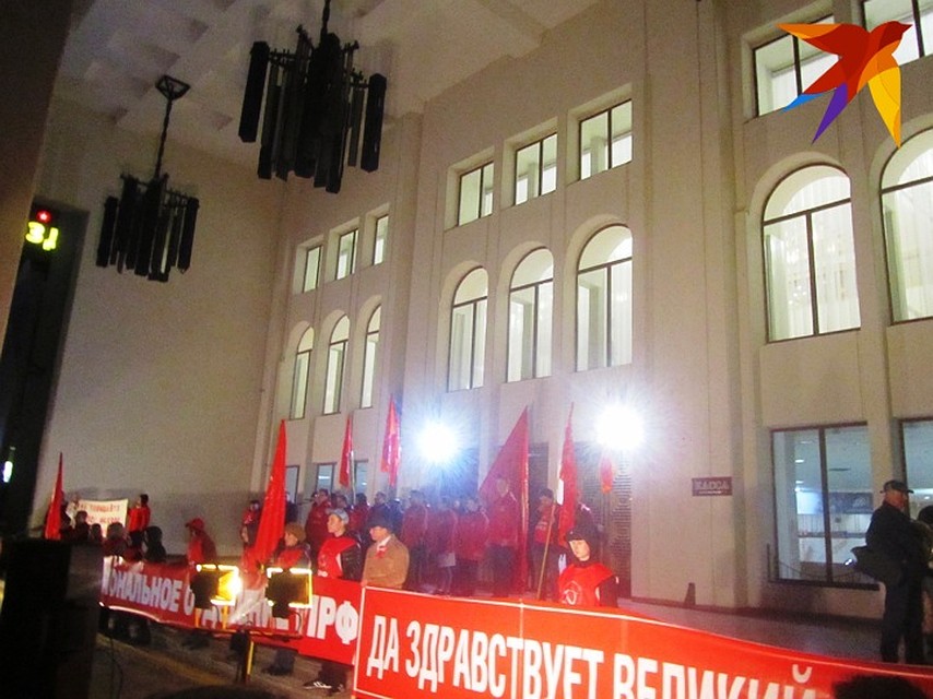 Митинг прошел под крышей драмтеатра