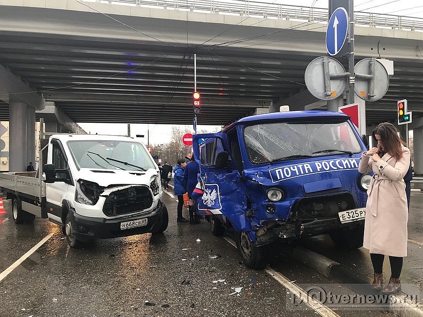 В ДТП столкнулись автомобиль "Форд" и автомобиль "УАЗ", принадлежащий АО "Почта России". Фото: ТИА
