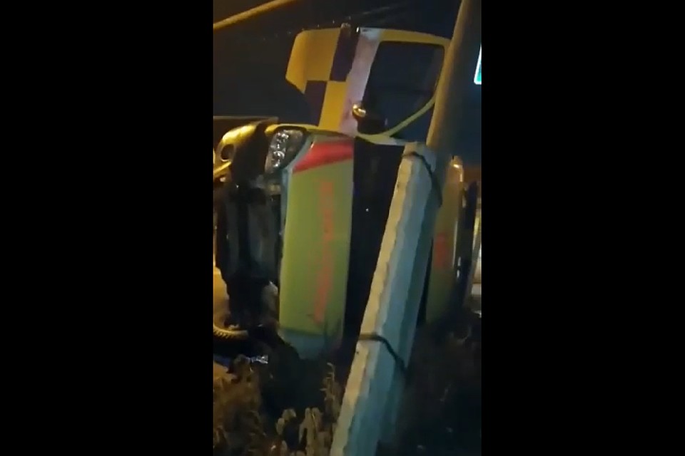 В аварии пострадали три человека, которые были доставлены в травмпункт.