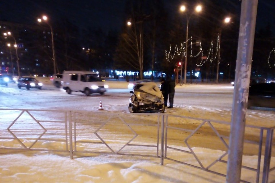 Иномарка протаранила скорую помощь на кемеровском перекрестке. ФОТО: vk.com, "Регион 42", Максим Костров