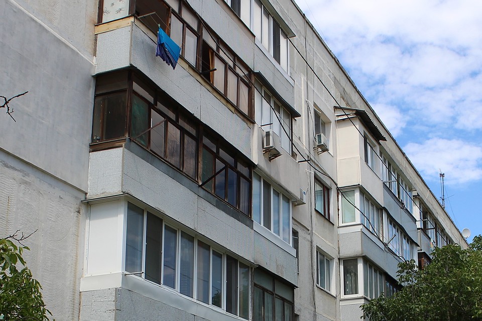 56-летнюю жительницу Джанкоя родной сын вытолкнул с балкона. Фото: Архив КП